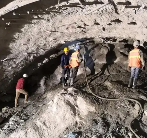 三水拱顶带模注浆料的施工流程及注意事项